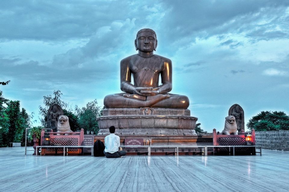 A man praying to Lord Mahavira